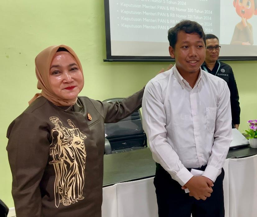 Empati Sang Pemimpin Beri Sepatu Kepada Satu Peserta Saat Pelaksanaan Tes CPNS Kejaksaan RI Tahun 2024