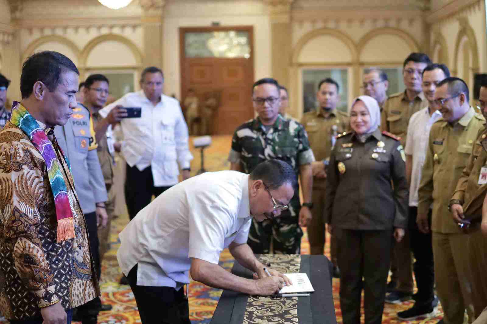 Mentan RI Sebut Kalsel Daerah Strategis, Ketua DPRD Kalsel Tandatangani Komitmen Dukung dan Kawal Program Cetak Sawah
