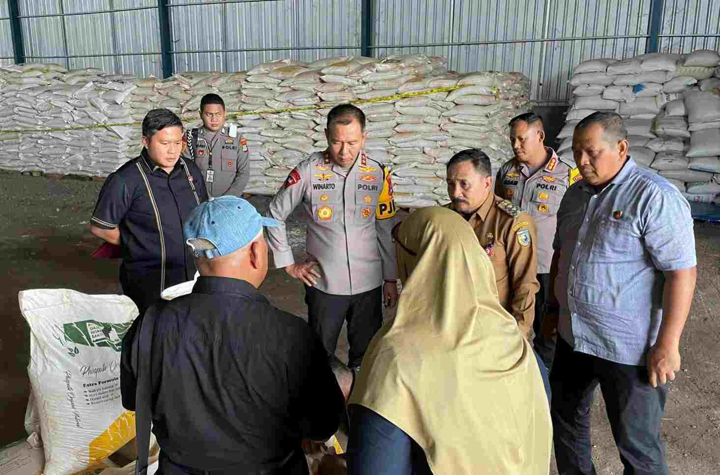 Ditresnarkoba Polda Kalsel Gerebek Gudang, Temukan 7 Ton Pupuk Organik Ilegal