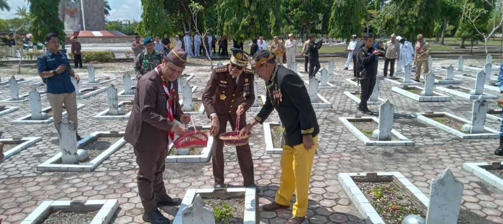 Peringati Hari Pahlawan 10 November, Plh Gubernur Kalsel dan Forkopimda Ziarah dan Tabur Bunga ke Makam Pahlawan