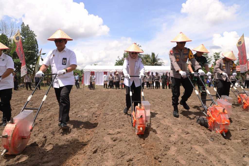 Tanam Jagung, Plh Gubernur Kalsel Apresiasi Launching Gugus Tugas Polri untuk Ketahanan Pangan di Indonesia