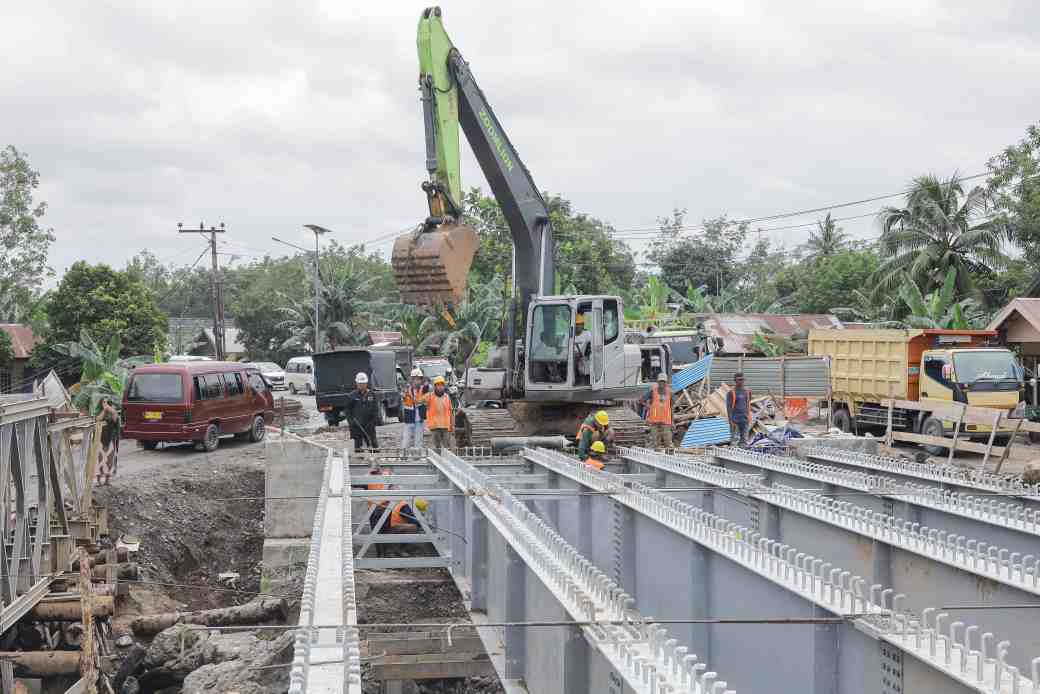 Tinjau Pembangunan Jembatan Atanik, Ditargetkan Rampung Sebelum Haul Sekumpul