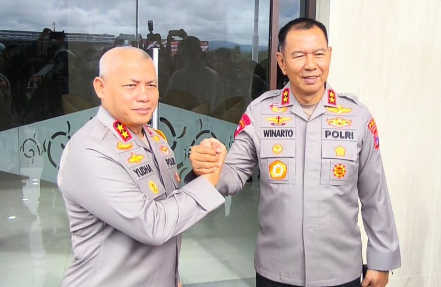 Irjen Pol Winarto Serahkan Pataka, Rosyanto Yudha Hermawan Resmi Jabat Kapolda Kalsel