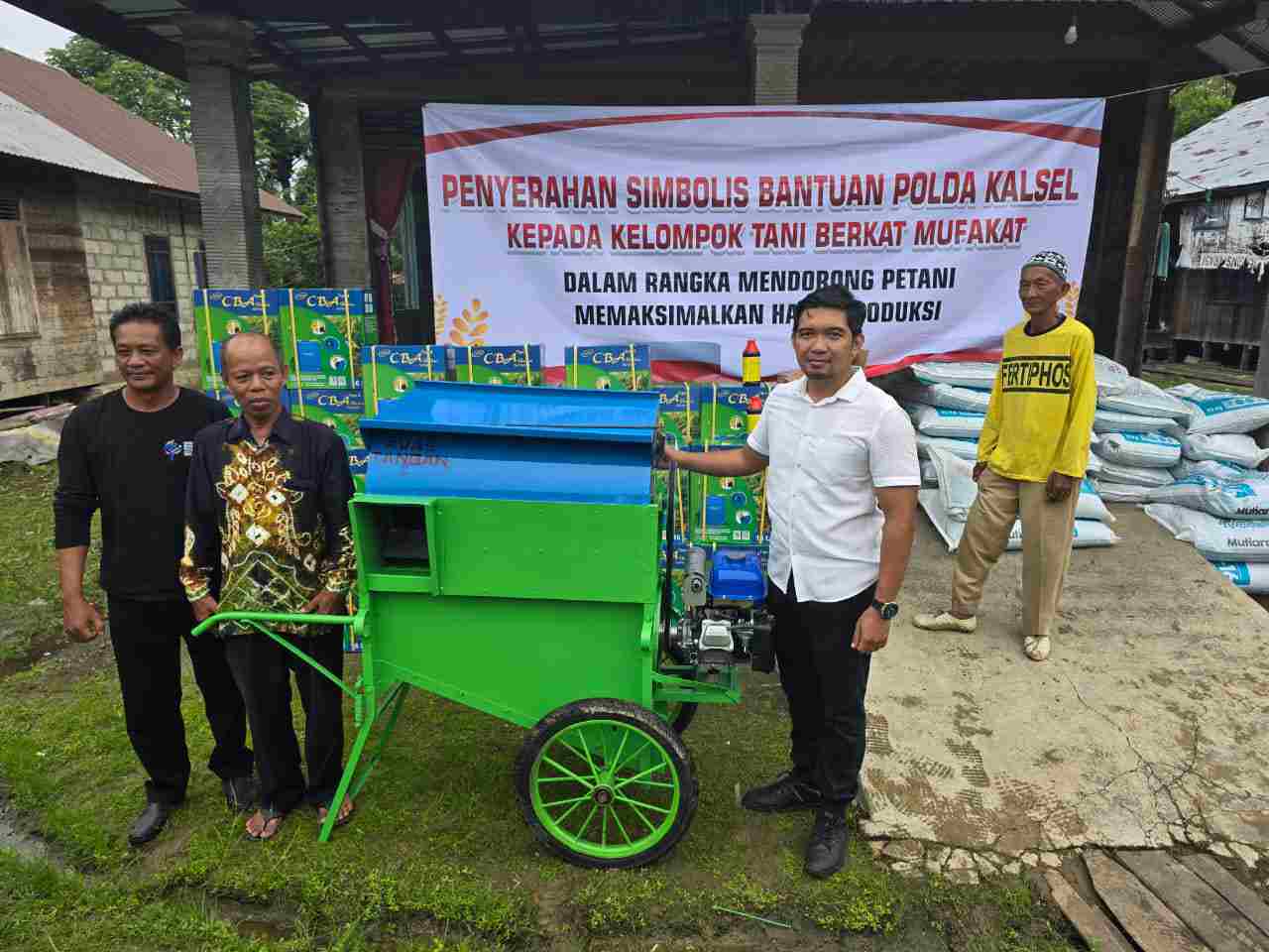Tingkatkan Produksi Beras Untuk Mendukung Program Ketahanan Pangan, Polda Kalsel Berikan Mesin Perontok Padi Kepada Kelompok Tani