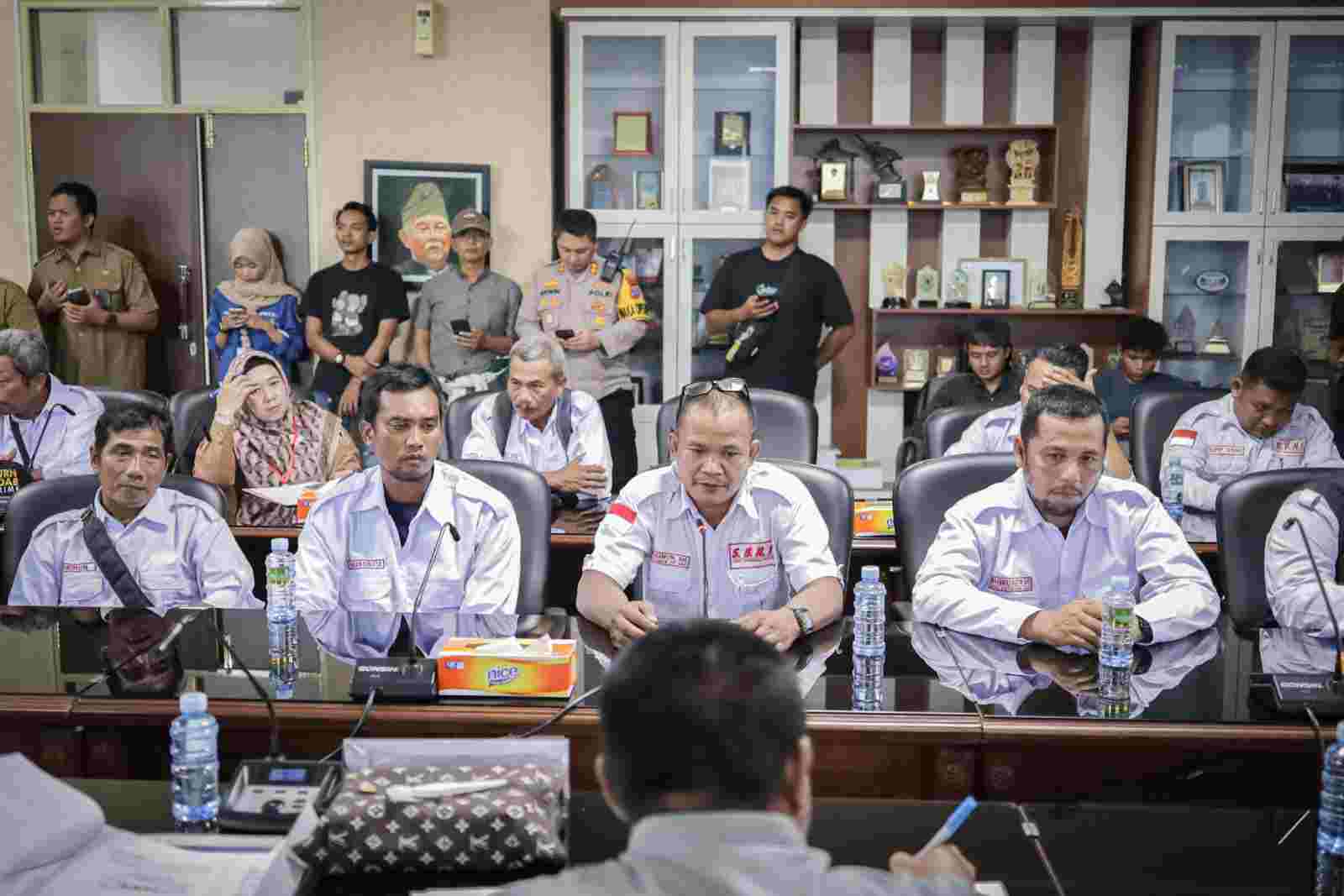 Unjuk Rasa SBNI Audiensi di Komisi 4 DPRD Kalsel, Kartoyo: Belum Bisa Diputuskan, Kita Undang Pihak Terkait