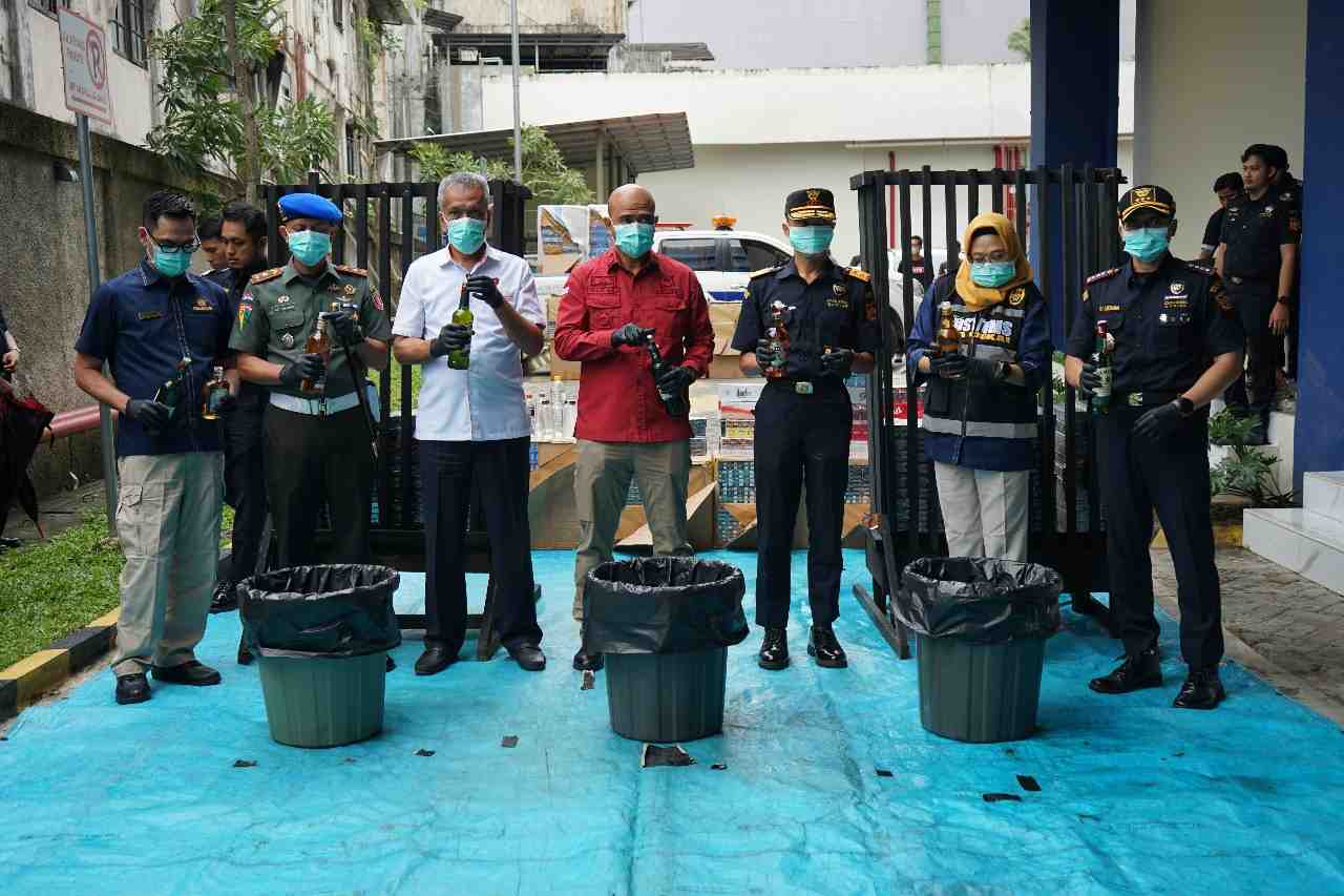 Bea Cukai Musnahkan Rokok dan Miras Ilegal Senilai Rp 6 miliar lebih