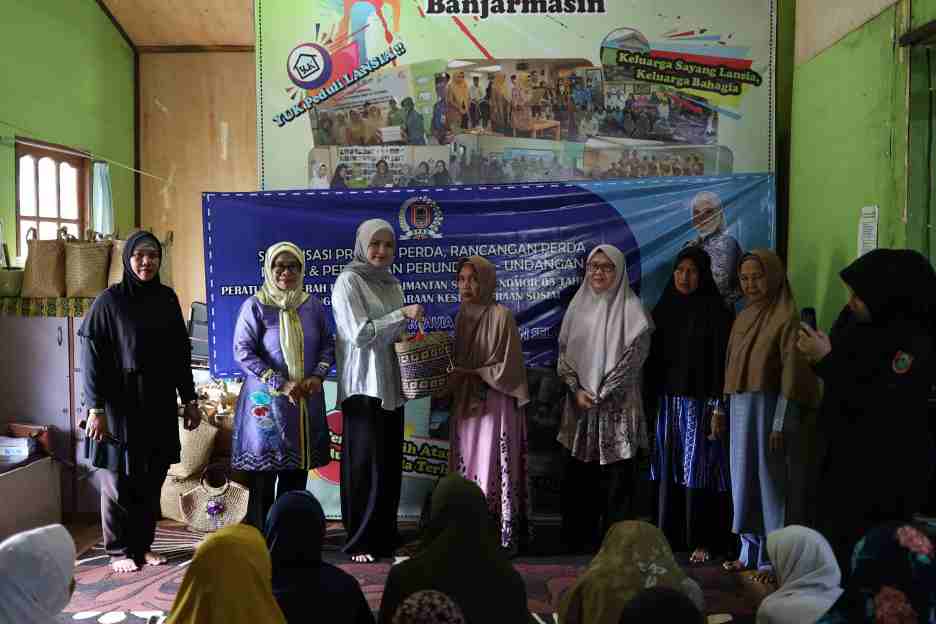 Sasar Panti Jompo, Desy Oktavia Sari Sosialisasikan Perda Kesejahteraan Sosial