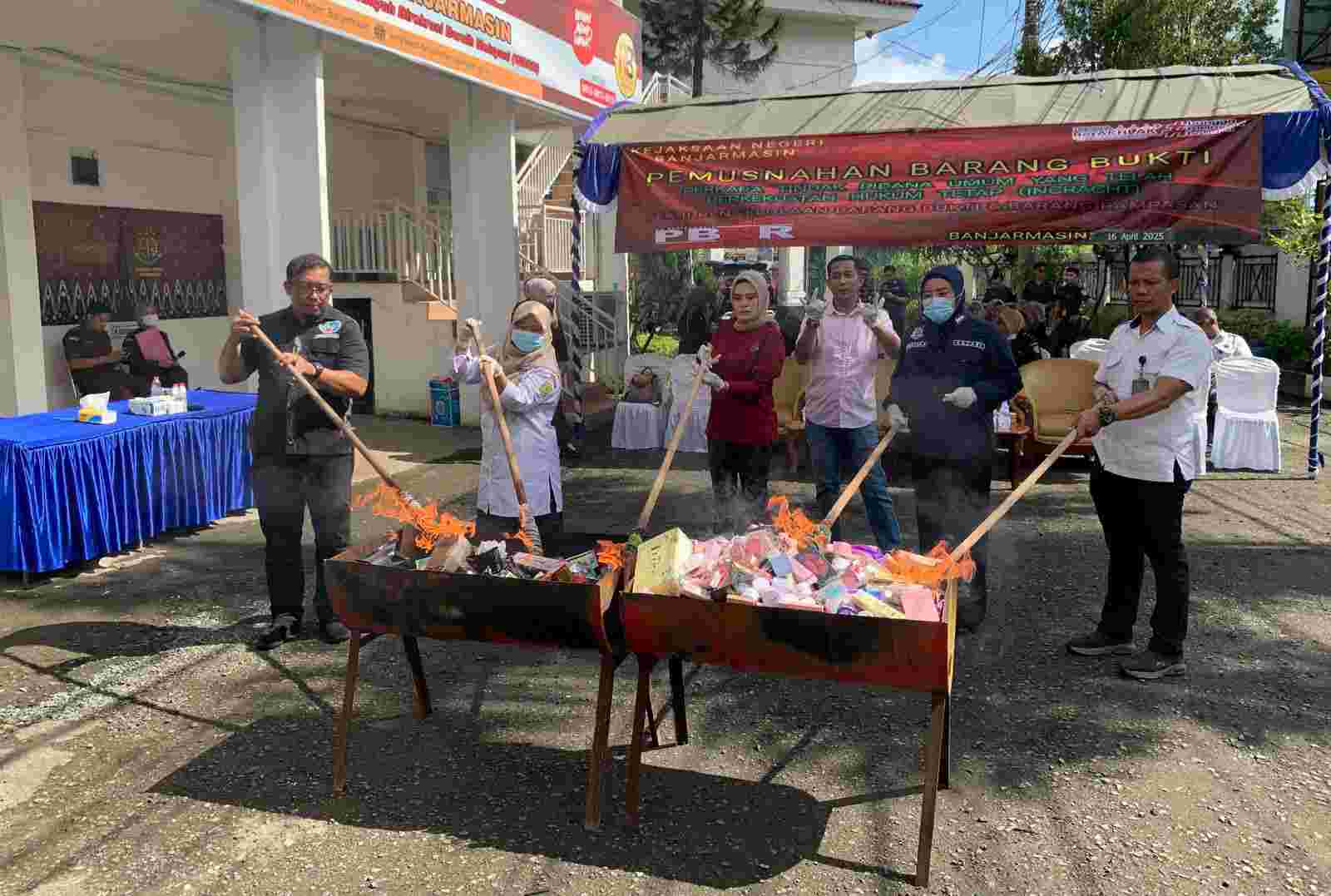 Kejari Banjarmasin Musnahkan Narkotika hingga Senjata Api