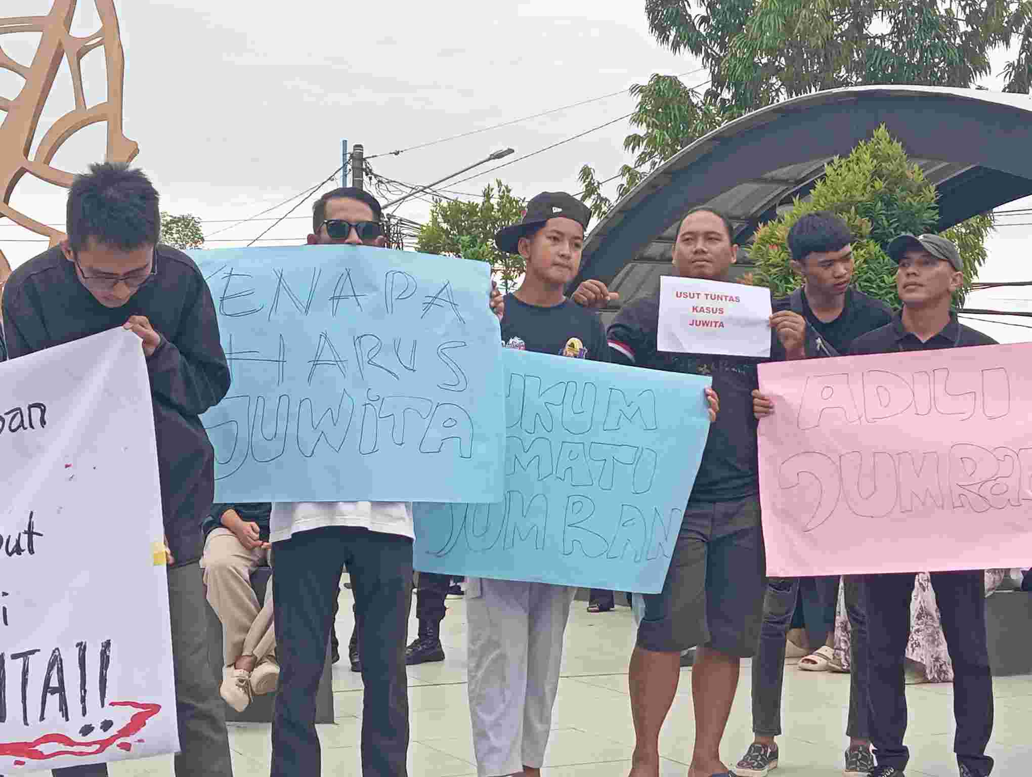 Berdiri untuk Mendiang Juwita, Adik Bungsu Cerita Kakaknya Sosok Penyayang