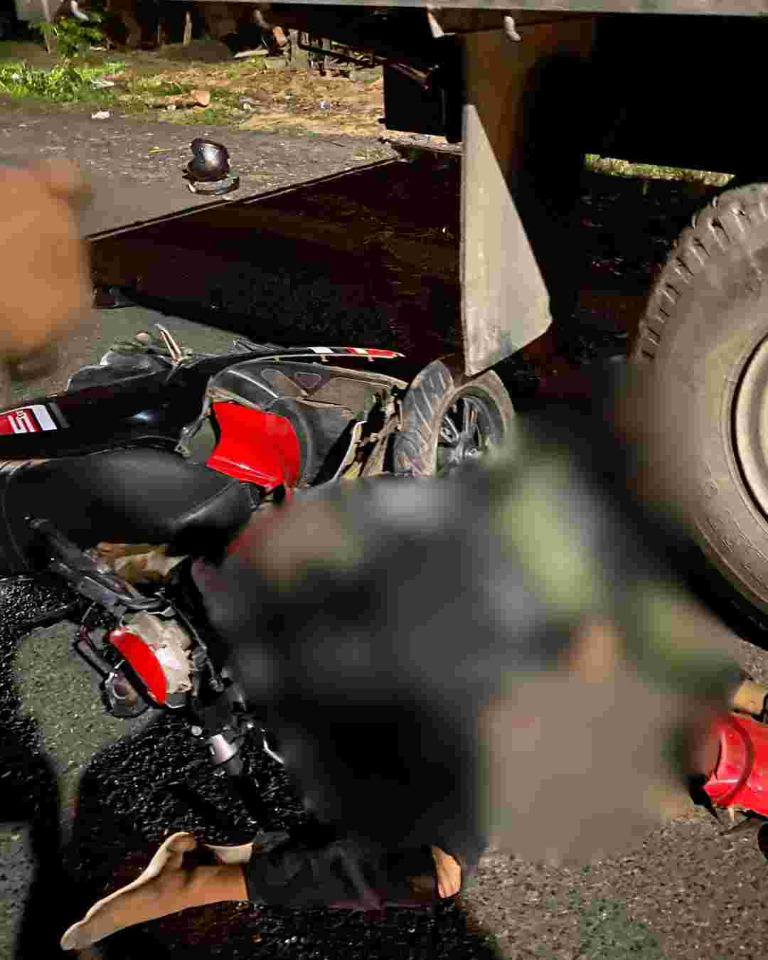Motor Vs Truk di Bypass Banjar: Pengendara Terkapar, Motor Ringsek Parah
