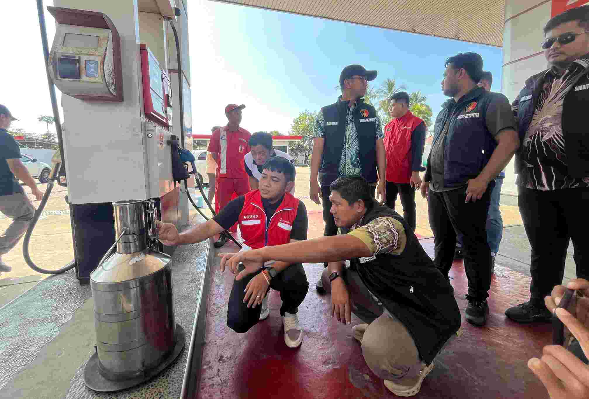 Pastikan Kualitas BBM Sesuai Sampel, Ditreskrimsus Polda Kalsel Gandeng Pertamina Lakukan Pengecekan di Sejumlah SPBU