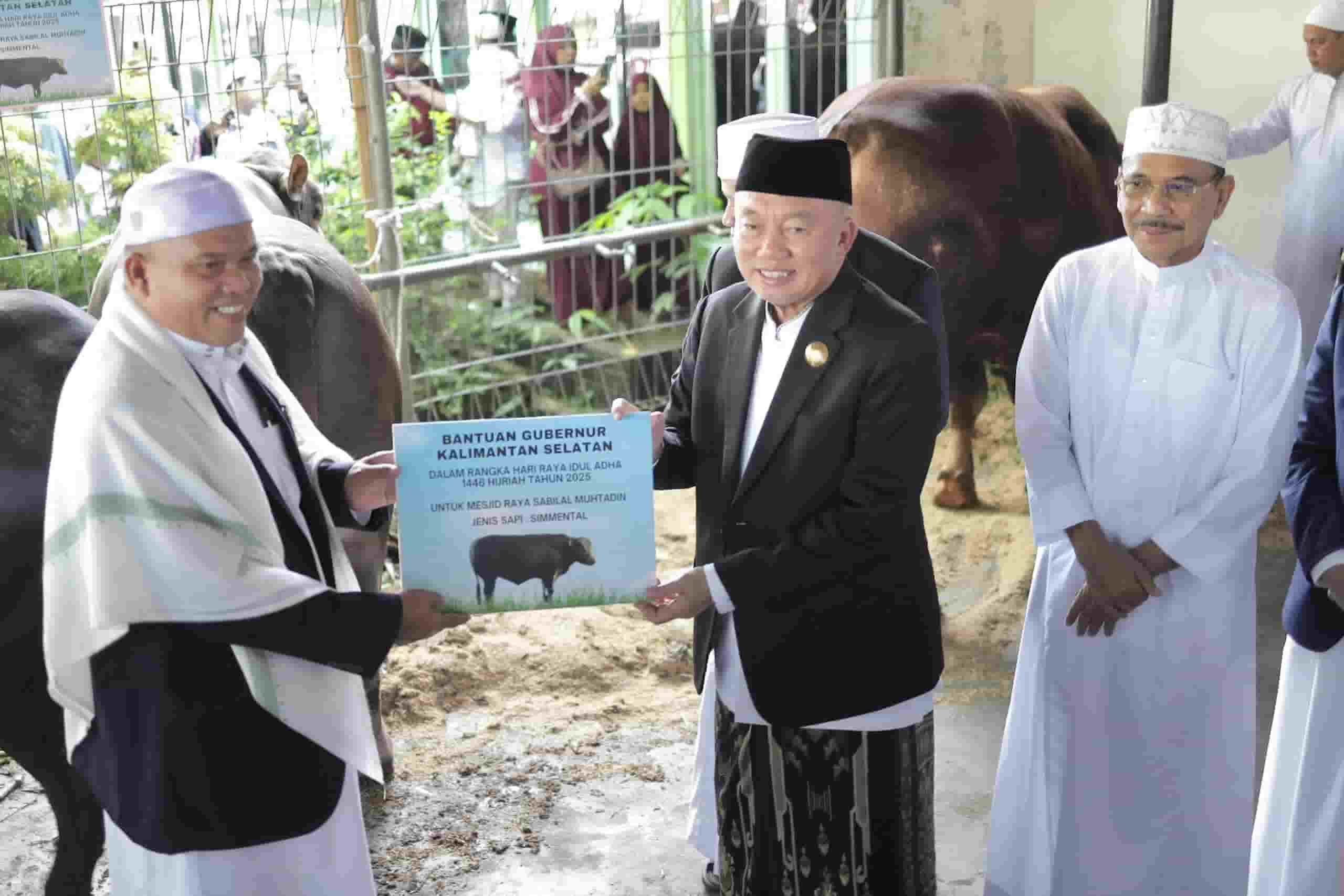 Ketua DPRD Kalsel Supian HK Saksikan Penyerahan Sapi Kurban Presiden Oleh Gubernur di Masjid Raya Sabilal Muhtadin