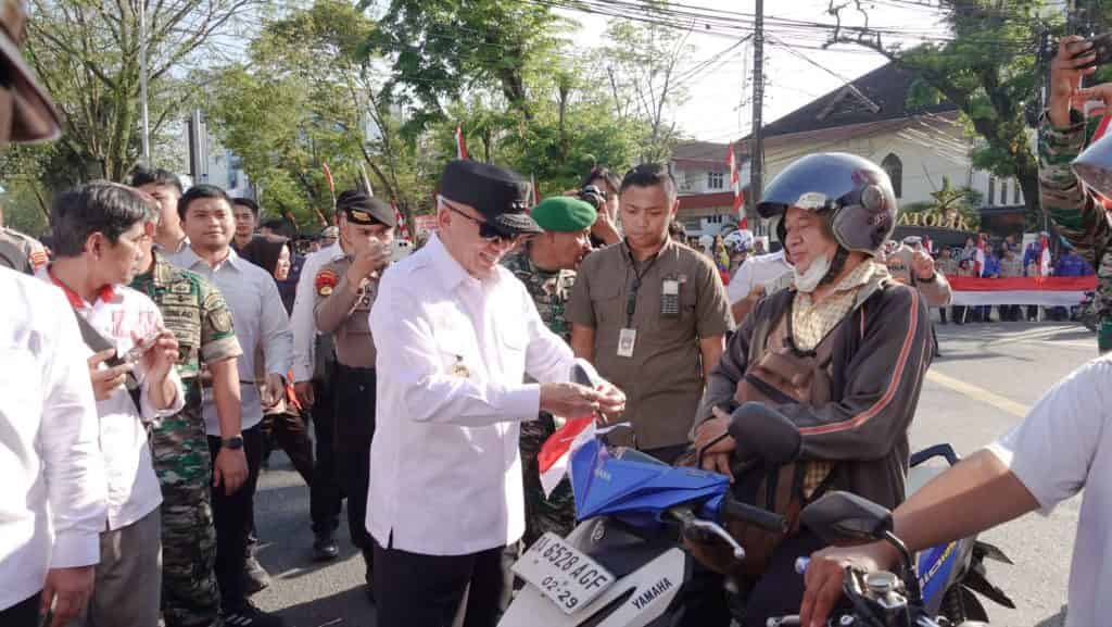 Gubernur Kalsel Bagikan Bendera Merah Putih, Kapolda: Akan Dilakukan Hingga 17 Agustus Mendatang