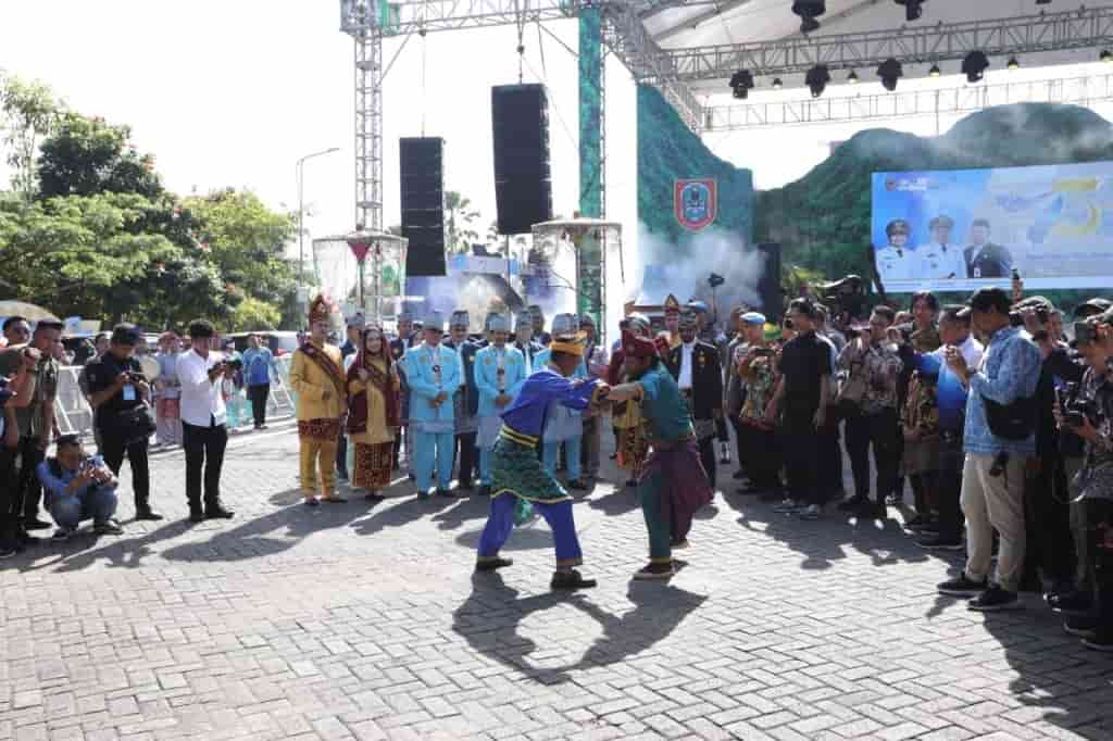 Gubernur dan Wagub Disambut Sinoman Hadrah dan Mamanda Bakuntau, Meriah Harjad Kalsel ke-75