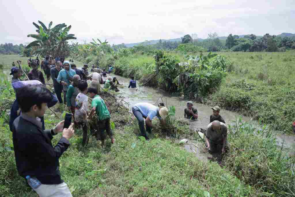 H. Kartoyo Ajak Warga Sungai Raya Aktualisasikan Pancasila Lewat Aksi Gotong Royong Bersihkan Sungai
