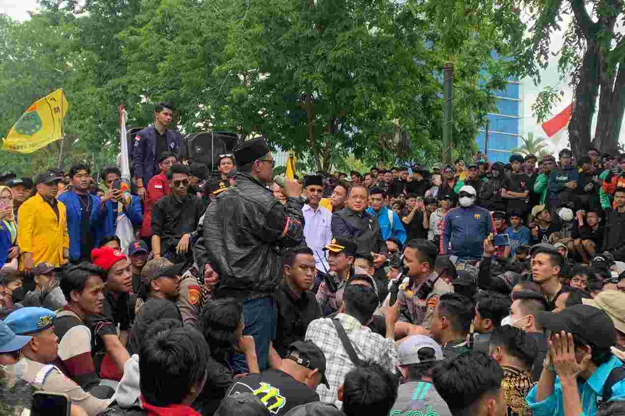 Ketua DPRD Kalsel Hampiri Ribuan Pengunjuk Rasa, Akui Ikut Tolak Kebijakan yang Tidak Bermanfaat Bagi Rakyat