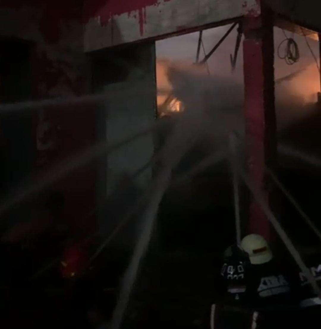 Gudang Elpiji PT Goautama Sinarbatuah di Pekauman Terbakar Hebat, Ledakan Terdengar Bertubi-tubi