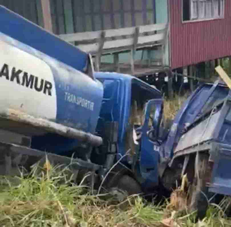 Mobil Pick Up dan Tangki Bertabrakan di Muara Dadahup, Satu Sopir Terjepit di Kabin