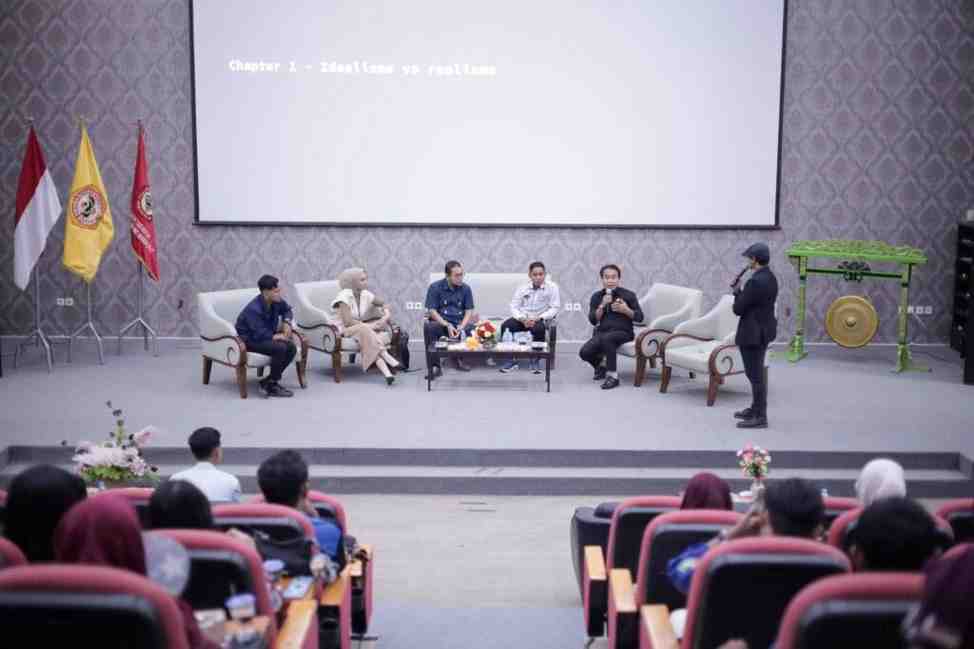 Dirham Zain Ajak Mahasiswa Hukum ULM Kritis di Era AI: Teknologi Harus Perkuat Nalar, Bukan Gantikan Manusia