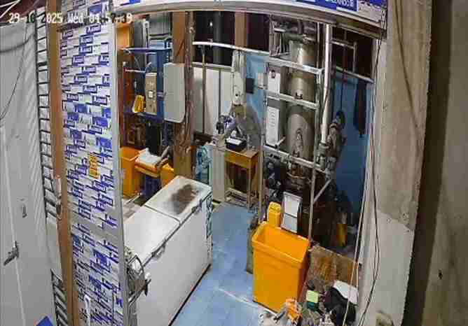 Maling Terekam CCTV Saat Bobol Pabrik Es Kristal GNS Martapura