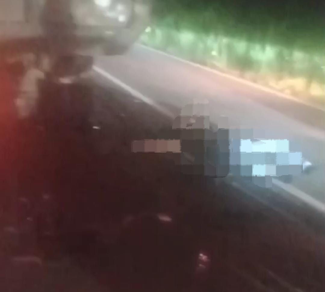 Pengendara Alami Luka Serius Usai Tabrakan dengan Truk Parkir di Kapuas