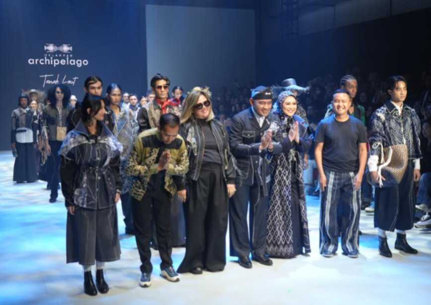 Kain Sasirangan Tanah Laut Tampil di Indonesia Fashion Week, Bupati dan Ketua Dekranasda Ramaikan Catwalk