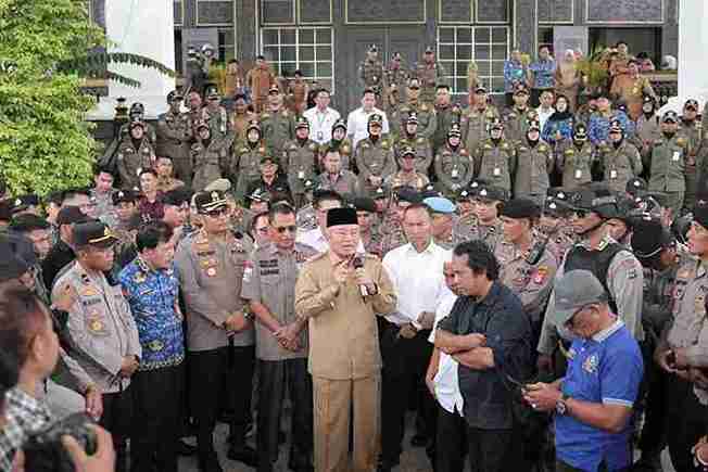 Ketua DPRD dan Gubernur Kalsel Hadapi Massa Aksi SAKUTU, Supian HK: Berkomitmen Kawal Transparansi Keuangan Daerah