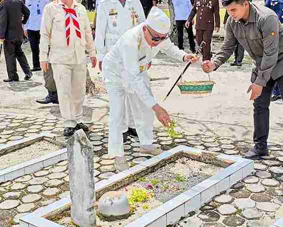 Peringati Hari Pahlawan ke-80, Pemprov Kalsel Gelar Upacara dan Ziarah ke Makam Pahlawan Bumi Kencana