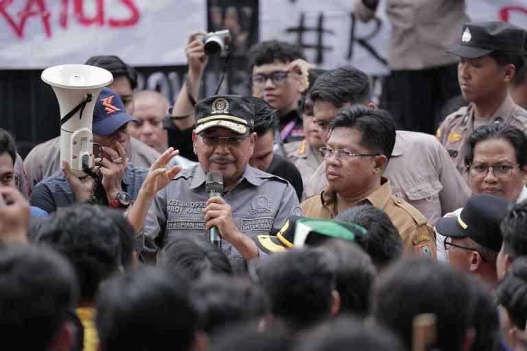 Supian HK dan Anggota DPRD Kalsel Duduk di Jalan Temui Massa Aksi Mahasiswa Se-Kalsel