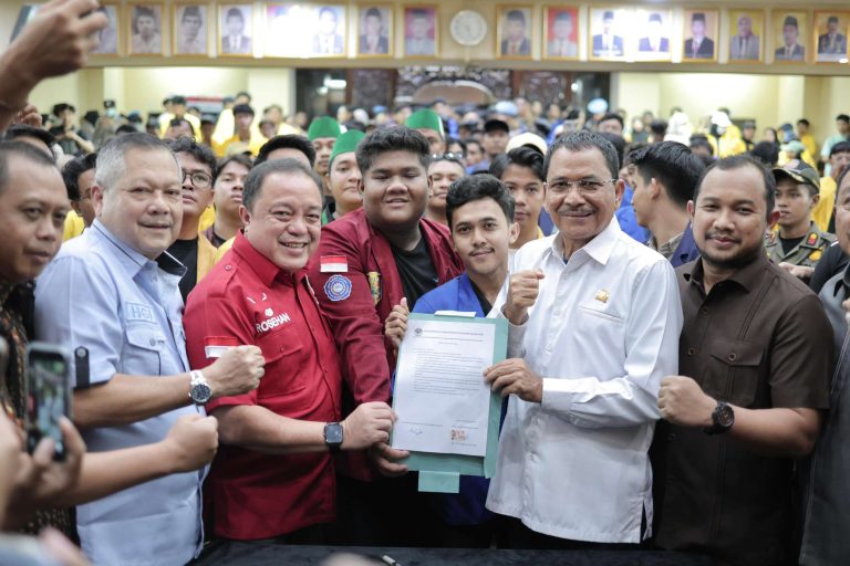 Aliansi Masyarakat dan BEM Menuntut, DPRD Kalsel Sambut Dialog Bersama di Ruang Rapat Paripurna, Massa Puji Sikap Wakil Rakyat