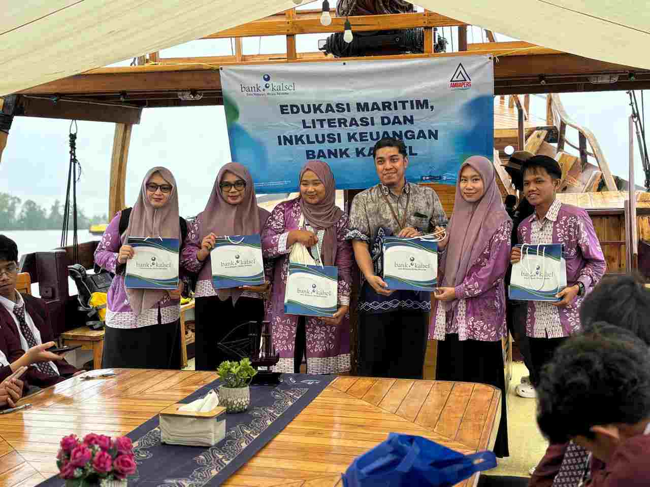 Sembari berWisata Kapal Pinisi, Bank Kalsel Berikan Edukasi Maritim Literasi dan Inklusi keuangan