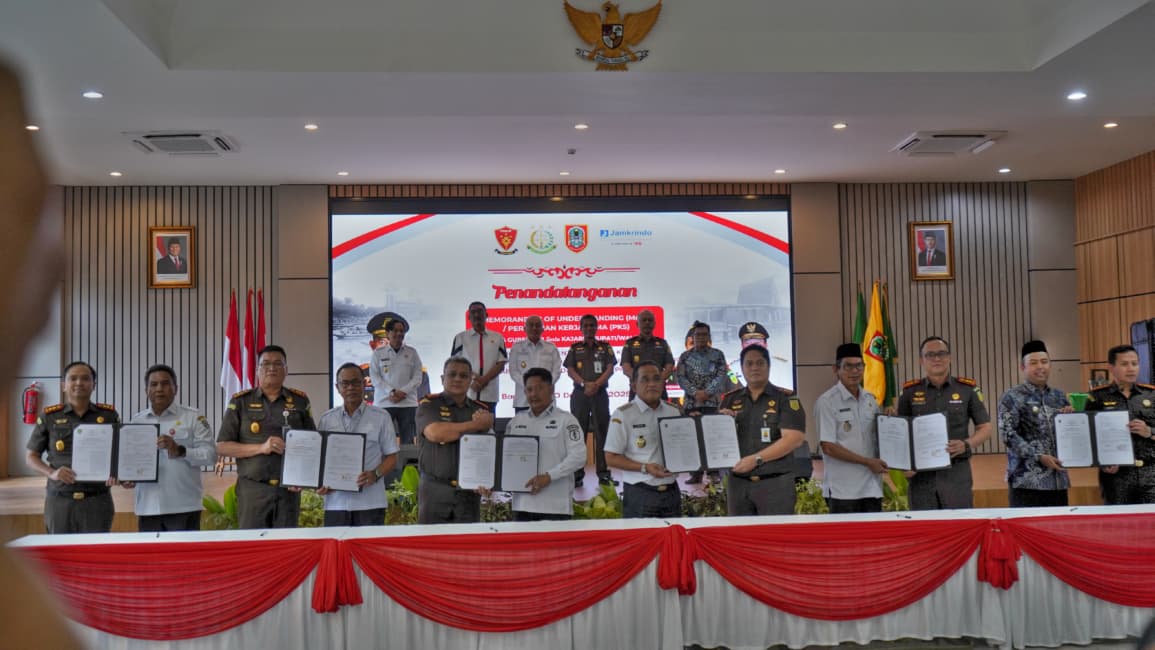 Dalam Rangka Implementasi Pidana Kerja Sosial, Kejati dan Kejari Tandatangani MoU Bersama Gubernur serta para Bupati/ Walikota se Kalsel