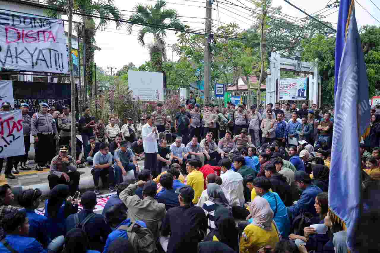 Temui Massa Pengunjukrasa, Pimpinan DPRD :  ”Pilkada Melalui DPRD Hanya Wacana”, Belum Ada Dalam Proglegnas