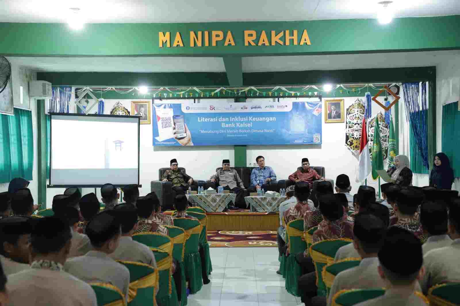 Pesantren Rasyidah Khalidiyah Mendadak Ramai! Literasi & Inklusi Keuangan Bank Kalsel Disambut Antusias Santri