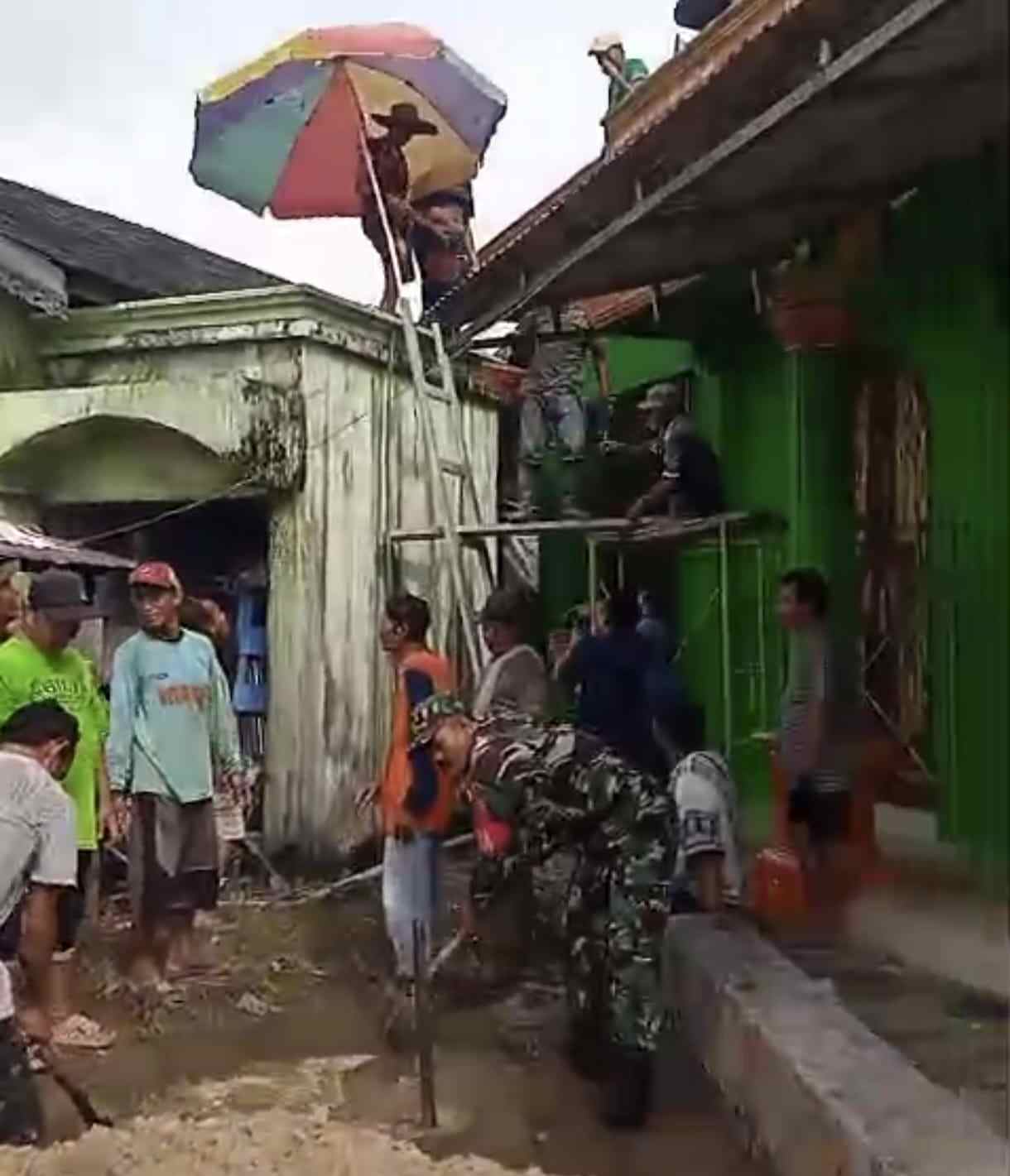 Wujud Kepedulian Babinsa Koramil 1002-01/BAS Hadiri Gotong Royong Pengecoran Dak Langgar di Desa Kapar