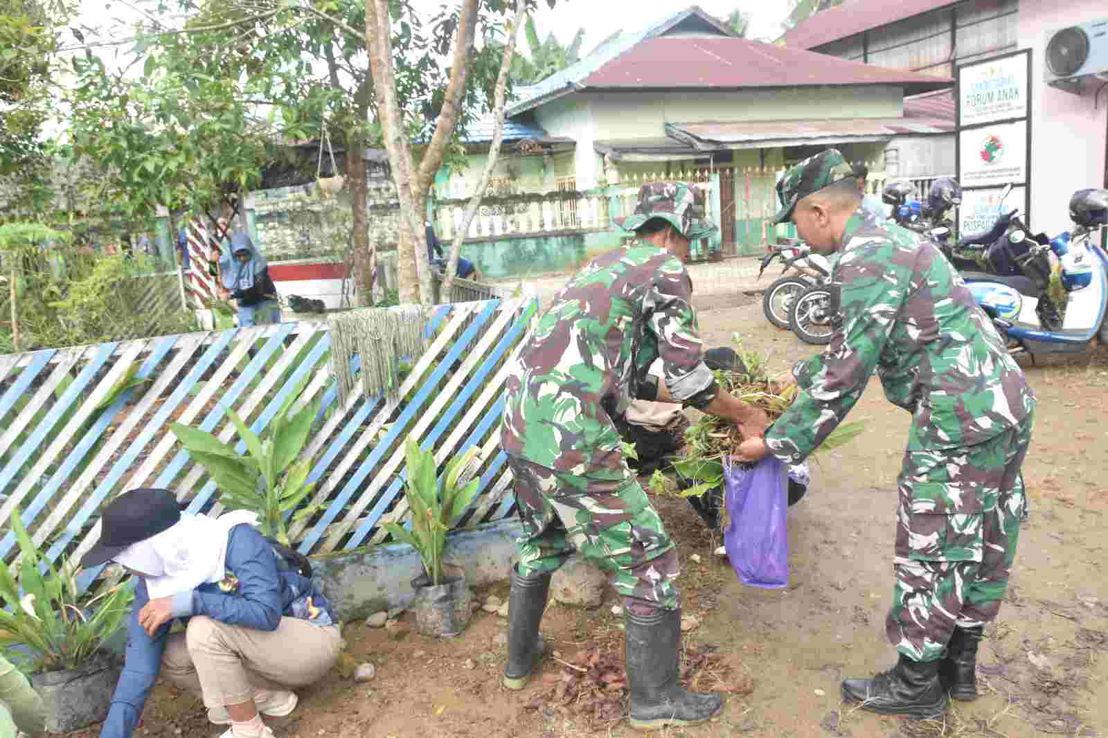 Gerakan Indonesia Asri, Kodim 1002/HST dan Pemdes Rantau Keminting Bersihkan Lingkungan Desa