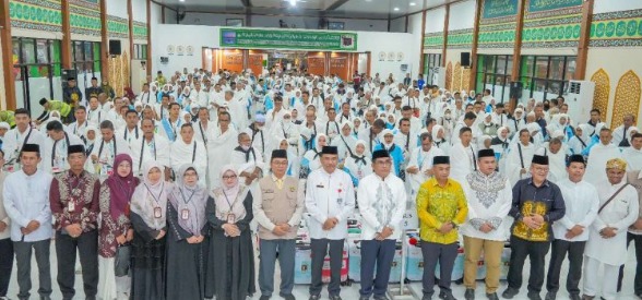 H. Supian HK Lepas Jemaah Haji Kloter 11 Asal Hulu Sungai Utara