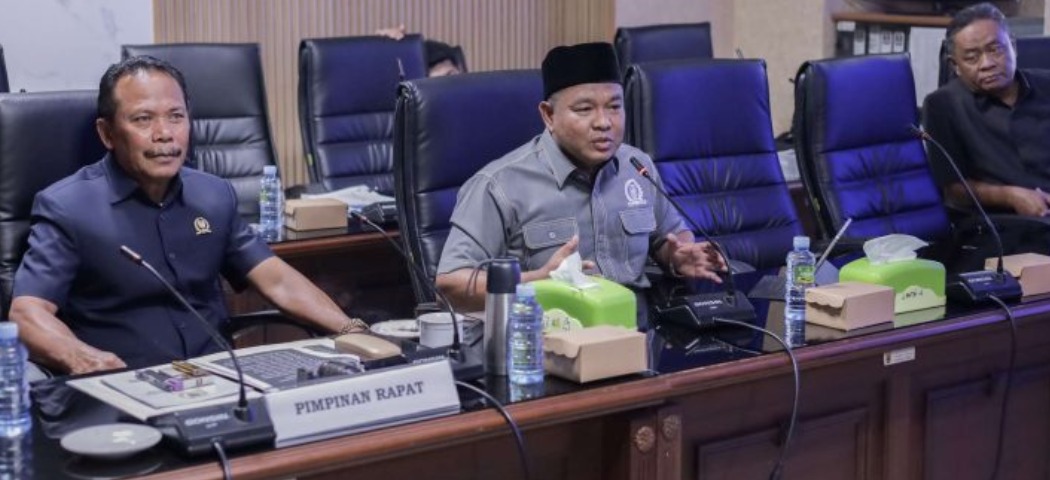 Pansus DPRD Kalsel Dalami Data Distribusi BBM Bersubsidi Bersama Pertamina  BANJARMASIN, KALIMANTAN.NEWS – Panitia Khusus (Pansus) Pengawasan Distribusi BBM Bersubsidi DPRD Provinsi Kalimantan Selatan terus memperkuat pengawasan terhadap penyaluran bahan bakar minyak (BBM) bersubsidi agar tepat sasaran. Salah satu langkah yang dilakukan adalah menggelar rapat bersama PT Pertamina Patra Niaga Regional Kalimantan, Rabu (24/6/2026).  Rapat dipimpin Wakil Ketua Pansus Pengawasan Distribusi BBM Bersubsidi, H. Jahrian, S.E., didampingi Wakil Ketua DPRD Provinsi Kalimantan Selatan, H. Kartoyo, M.M.  Dalam pertemuan tersebut, berbagai aspek distribusi BBM bersubsidi dibahas, mulai dari data penyaluran, mekanisme pengawasan, hingga tindak lanjut atas laporan masyarakat terkait pelayanan di sejumlah SPBU.  PT Pertamina Patra Niaga Regional Kalimantan menyatakan kesiapan mendukung tugas pengawasan pansus dengan menyediakan data distribusi BBM bersubsidi secara rinci hingga tingkat SPBU di 13 kabupaten/kota se-Kalimantan Selatan. Data tersebut dinilai penting sebagai dasar pemetaan kondisi distribusi di lapangan sekaligus mengidentifikasi berbagai persoalan yang terjadi.  Wakil Ketua Pansus Pengawasan Distribusi BBM Bersubsidi, H. Jahrian, mengatakan keterbukaan data dari Pertamina menjadi langkah positif dalam mendukung pengawasan yang dilakukan DPRD.  “Pansus sangat mengapresiasi komitmen Pertamina yang terbuka dalam memberikan data dan informasi yang dibutuhkan. Dengan data yang lengkap, kita dapat melihat kondisi riil di lapangan sehingga setiap rekomendasi yang nantinya disusun benar-benar berdasarkan fakta dan kebutuhan masyarakat,” ujarnya.  Menurut Jahrian, pengawasan yang dilakukan DPRD bukan untuk mencari kesalahan pihak tertentu, melainkan memastikan distribusi BBM bersubsidi berjalan sesuai ketentuan dan benar-benar diterima oleh masyarakat yang berhak.  Ia menambahkan, distribusi BBM bersubsidi memiliki dampak langsung terhadap aktivitas ekonomi masyarakat sehingga pengawasannya harus dilakukan secara menyeluruh, mulai dari proses penyaluran hingga pelayanan di tingkat SPBU.  “Yang menjadi perhatian kita adalah bagaimana BBM bersubsidi ini benar-benar sampai kepada masyarakat yang berhak. Karena itu, pengawasan harus dilakukan secara menyeluruh, mulai dari proses penyaluran hingga pelayanannya di tingkat SPBU,” tegasnya.  Sementara itu, Wakil Ketua DPRD Provinsi Kalimantan Selatan, H. Kartoyo, mengungkapkan bahwa Pertamina telah berkomitmen menyerahkan data distribusi BBM bersubsidi secara rinci per kabupaten dan per SPBU di seluruh wilayah Kalimantan Selatan.  “Kita mengolek data. Alhamdulillah dari pihak Pertamina bersedia memberikan data per kabupaten dan per SPBU untuk 13 kabupaten/kota. Ini menjadi bahan bagi pansus untuk melakukan kajian lebih lanjut,” ujarnya.  Selain itu, Pertamina juga mendukung pelaksanaan audit internal terhadap laporan masyarakat mengenai distribusi BBM bersubsidi di sejumlah SPBU. Audit tersebut akan dilakukan melalui penelusuran sistem digital, termasuk data barcode transaksi dan rekaman CCTV hingga ke nozzle pengisian BBM.  Kartoyo menjelaskan, saat ini pansus telah menerima sekitar 34 laporan masyarakat terkait dugaan permasalahan di sejumlah SPBU. Seluruh laporan tersebut akan dikompilasi dan dianalisis sebelum dilakukan pendalaman lebih lanjut terhadap beberapa SPBU yang dipilih sebagai sampel.  Melalui pendalaman tersebut, pansus berharap dapat memperoleh gambaran yang utuh mengenai kondisi distribusi BBM bersubsidi di Kalimantan Selatan, termasuk mengidentifikasi kemungkinan adanya SPBU yang mengalami kelebihan maupun kekurangan kuota.  “Hasil pendalaman ini nantinya menjadi bahan evaluasi agar distribusi BBM bersubsidi di Kalimantan Selatan berjalan lebih baik, tepat sasaran, dan memberikan manfaat maksimal bagi masyarakat,” pungkasnya.