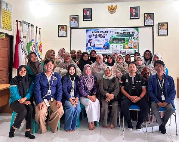 Mahasiswa/i Kelompok 29 Uniska, Gelar Cek Kesehatan dan Sosialiasi Cara Gunakan Medsos Untuk Pasarkan Produk