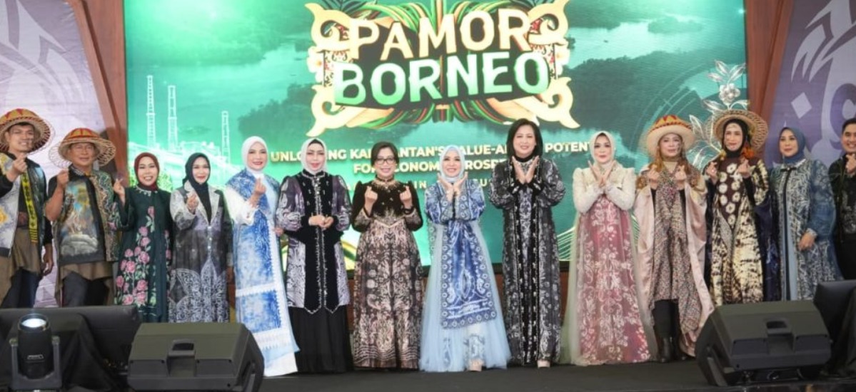 Hj. Fathul Jannah Tampilkan Sasirangan “Borneo Bersama” di Penutupan Pamor Borneo 2026