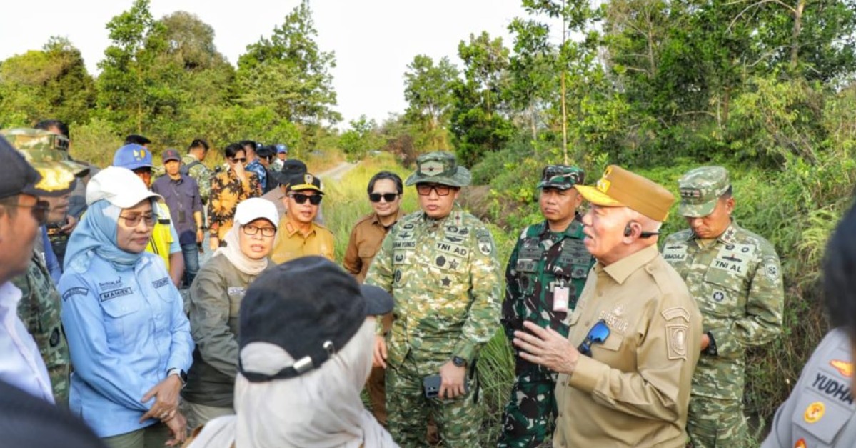 Gubernur Muhidin Cek Irigasi Cindai Alus, Pastikan Pasokan Air untuk Padamkan Karhutla