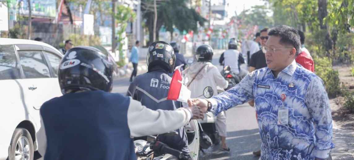 Sekretariat DPRD Kalsel Bagikan Bendera Merah Putih, Semarakkan HUT ke-81 Kemerdekaan RI