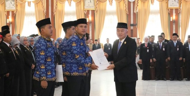 Lantik 20 Pejabat Fungsional dan Serahkan SK PNS, Muhidin Tekankan Adaptasi dan Loyalitas