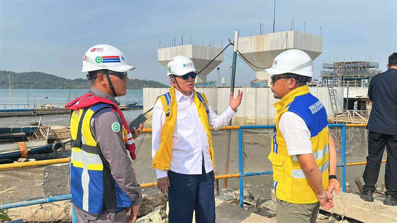 Gubernur H Muhidin Tinjau Progres Pembangunan Proyek Jembatan Pulau Laut; Pengerjaan Sudah 1.000 Meter dengan Jarak Antar Tiang 50 Meter