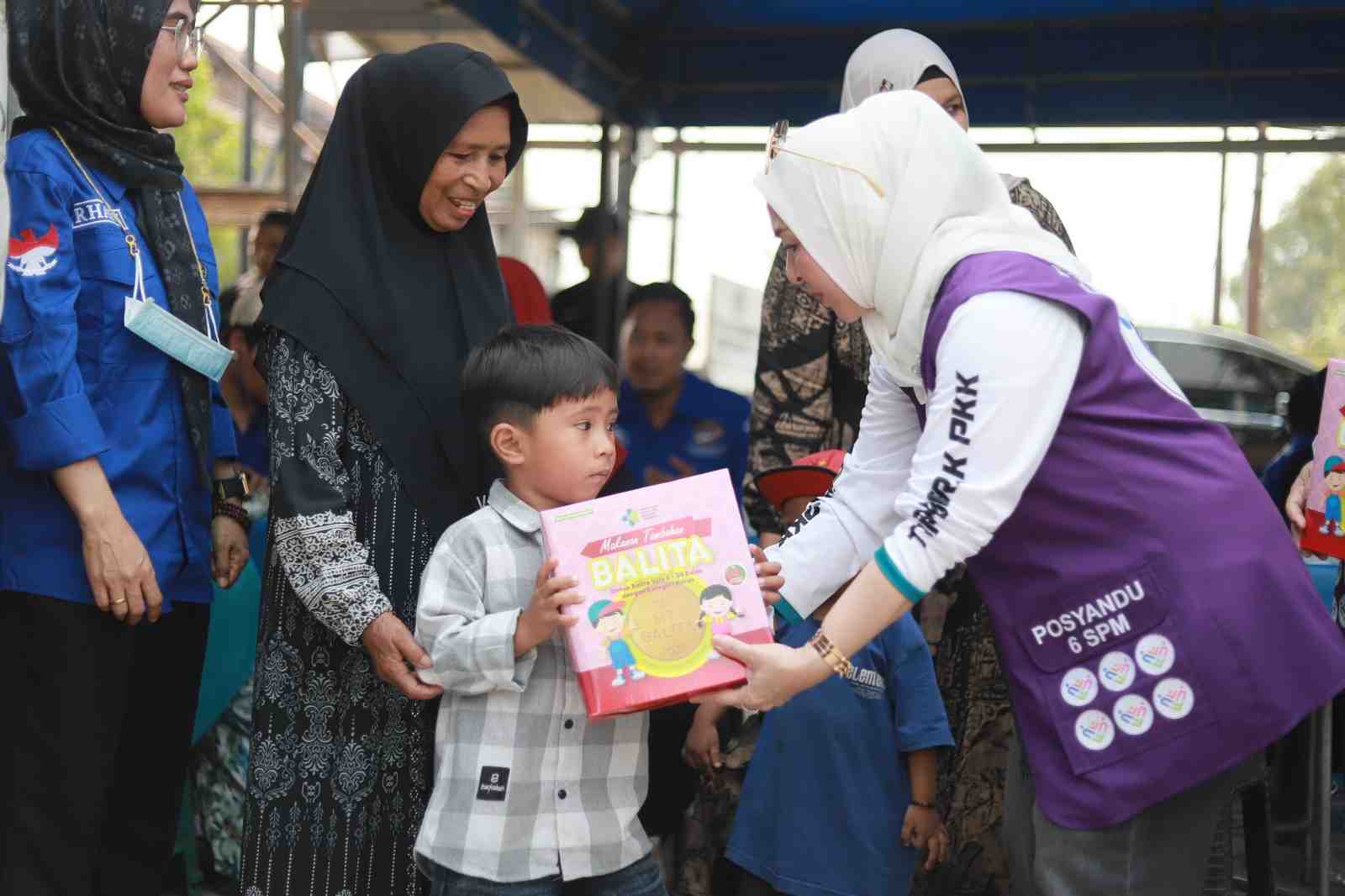 Ketua TP PKK Kalsel Hj. Fathul Jannah Sambangi dan Salurkan Bantuan ke Warga Terdampak Kebakaran dan Kabut Asap di Barito Kuala